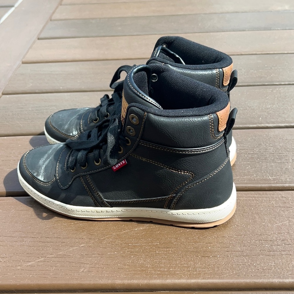 3/$15! Levi’s black brown high top sneaker boots